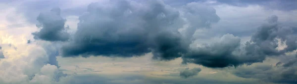 Gray rainy sky with big clouds. Nature background. — Stock Photo, Image
