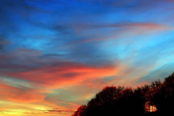 Cielo colorido al atardecer con grandes nubes. Fondo de naturaleza . — Foto de Stock