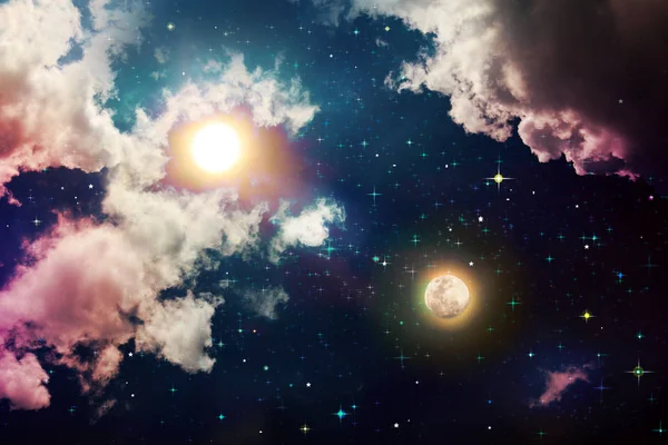 Λαμπρό ήλιο και φεγγάρι με αστέρια στο σκοτεινό νυχτερινό ουρανό . — Φωτογραφία Αρχείου