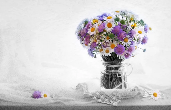 Bouquett camomilas em vaso sobre fundo tecido . — Fotografia de Stock