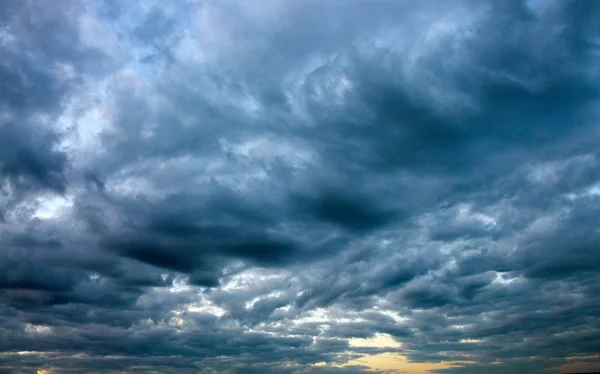 Céu dramático com nuvens cinzentas. Contexto abstrato . — Fotografia de Stock
