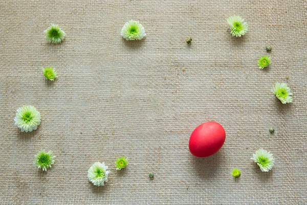 Huevo de Pascua rojo y yeso blanco. Decoración festiva sobre fondo de tela . — Foto de Stock