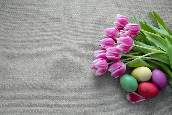 Tulipani e Pasqua Uova su tela marrone Sfondo . — Foto Stock