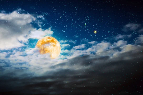 Cielo oscuro nocturno con estrellas con grandes nubes y luna llena . — Foto de Stock