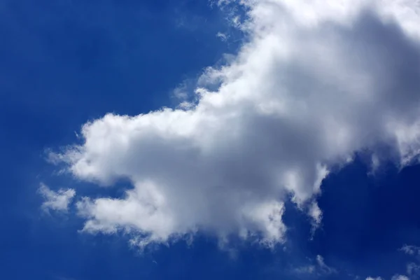 Big white fluffy clouds in the blue sky.Summer background. — Stock Photo, Image