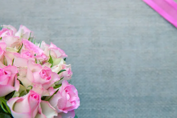 Růžové růže izolované na hnědé plátno pozadí. — Stock fotografie