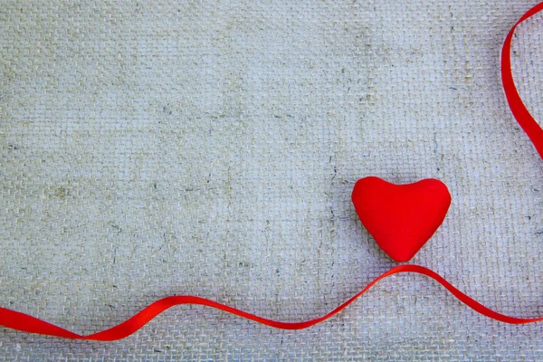 Corazón rojo y cinta aislada sobre fondo de tela gris . —  Fotos de Stock