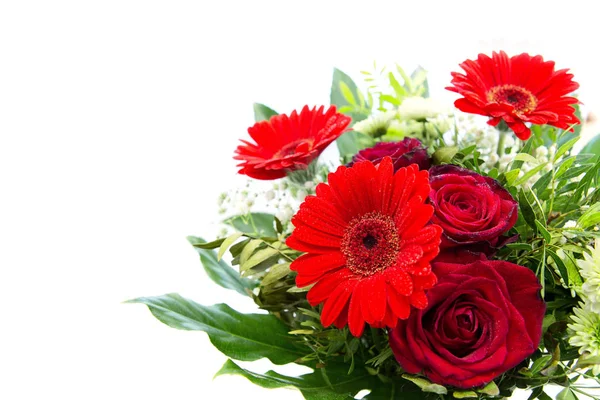 Krásná kytice gerbery a růže izolovaných na bílém pozadí. — Stock fotografie