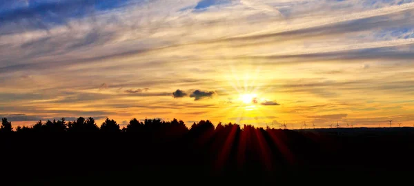 Sonnenaufgang über dem Schwarzwald-Nebel. Himmel Hintergrund. — Stockfoto