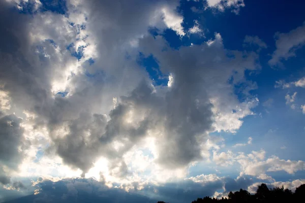 Ciel bleu et grands nuages blancs fond abstrait — Photo