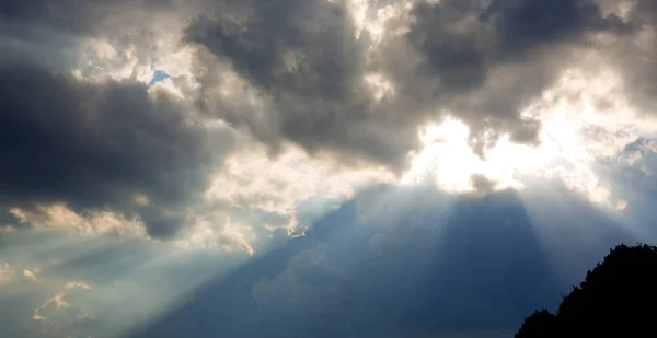 Bunter Himmel mit großen Wolken bei Sonnenuntergang. Abstrakter Hintergrund. — Stockfoto