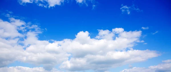 푸른 하늘에 큰 흰색 솜털 구름. — 스톡 사진