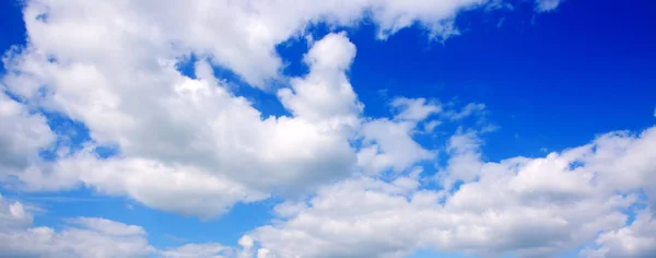 Mavi gökyüzünde büyük beyaz kabarık bulutlar. — Stok fotoğraf
