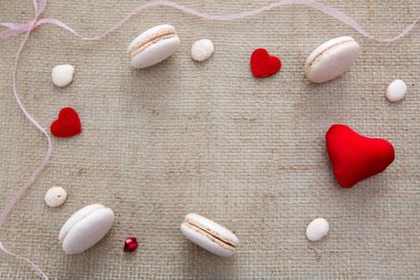 Kırmızı kalpler ve pembe Makaron ile anneler günü arka plan.