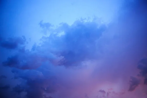 Kleurrijke dramatische hemel met blauwe wolk. Abstracte achtergrond. — Stockfoto
