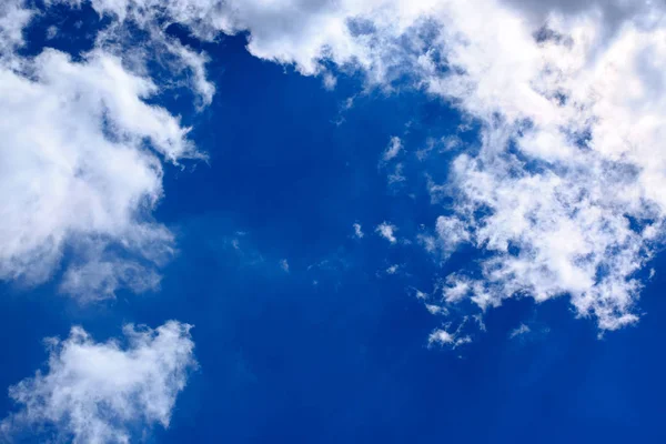 Mavi gökyüzünde büyük beyaz kabarık bulutlar. Arka plan.. — Stok fotoğraf