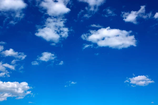 Wolken en blauwe lucht achtergrond met kopieerruimte. — Stockfoto