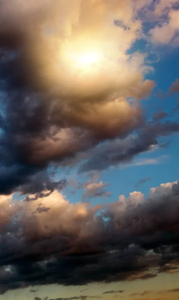 Färgglad dramatisk himmel med stora moln vid solnedgången. — Stockfoto