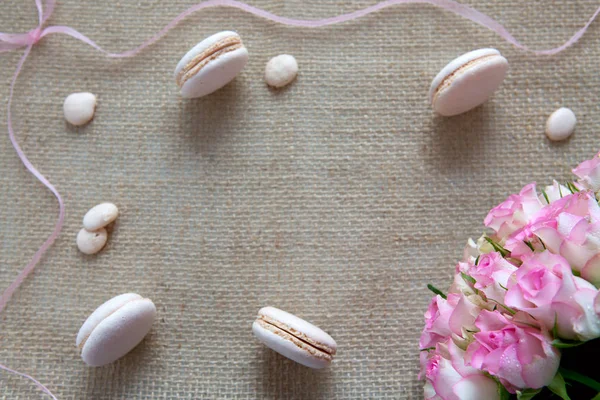 Mors dag bakgrund med rosor bukett och rosa Macarons. — Stockfoto