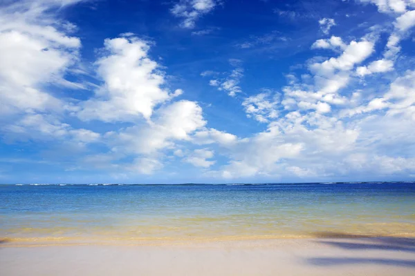 Καραϊβική θάλασσα και σύννεφα ουρανό. Ιστορικό ταξιδιού. — Φωτογραφία Αρχείου