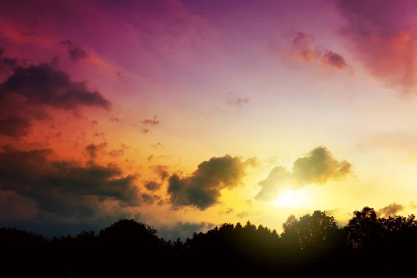 Céu dramático colorido com grandes nuvens ao pôr-do-sol . — Fotografia de Stock