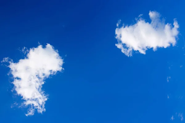 Облака и синий фон неба с копировальным пространством. — стоковое фото