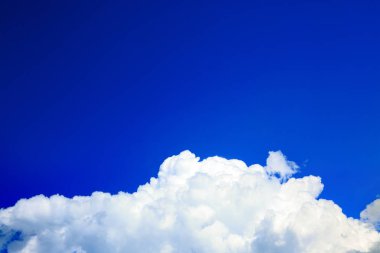 Kopya alanı ile soyut bulut ve mavi gökyüzü arka plan.