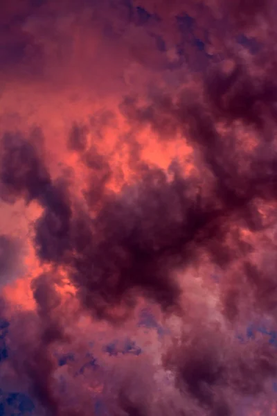 Cor abstrata de nuvens e céu em rosa na luz do sol da tarde . — Fotografia de Stock