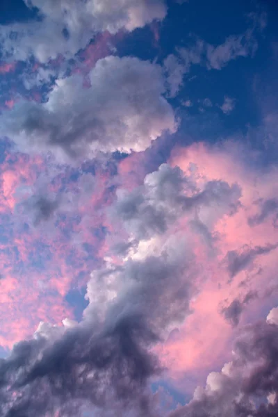 夕方の日差しのピンクに雲と空の抽象的な色. — ストック写真