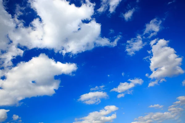 Kopyalama alanı olan bulutlar ve mavi gökyüzü arkaplanı. — Stok fotoğraf
