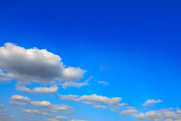 복사 공간 이 있는 구름 과푸른 하늘 배경. — 스톡 사진