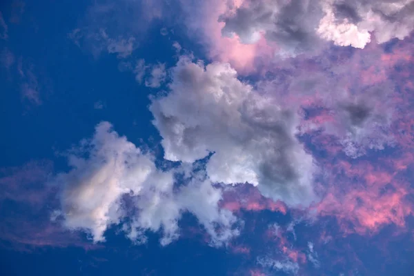 Cor abstrata de nuvens e céu em rosa na luz do sol da tarde . — Fotografia de Stock