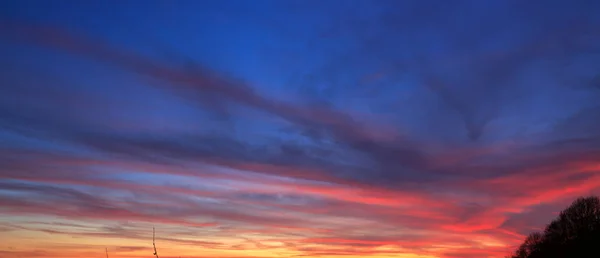 Farbenfroher Abendhimmel mit dicken Wolken. Hintergrund Natur. — Stockfoto