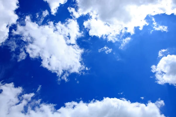 Witte wolken en blauwe lucht achtergrond. Natuur achtergrond. — Stockfoto