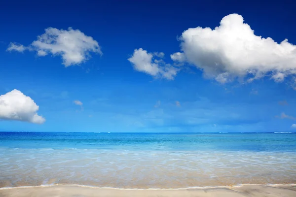 Карибское море и голубые облака небо. Путешествия . — стоковое фото