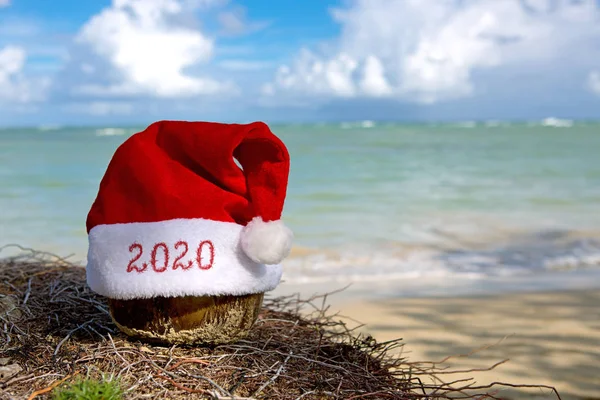 2020年写在加勒比海滩上的圣诞老人帽子。新年背景 — 图库照片