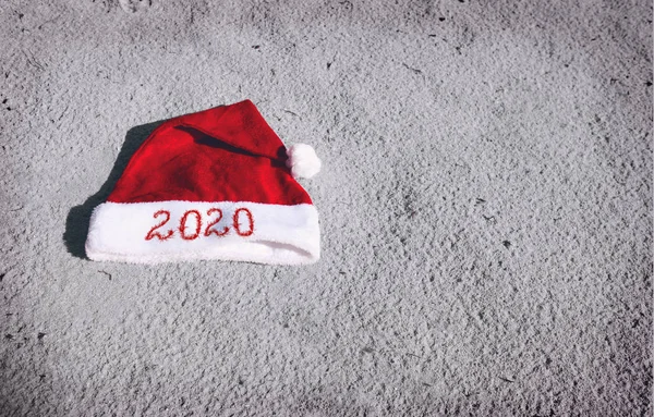 カリブ海のビーチでサンタクロースの帽子で書かれた2020年. — ストック写真