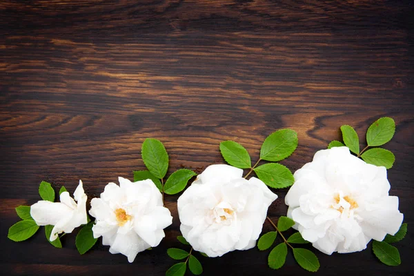 Rosas blancas sobre fondo de madera marrón. Copiar espacio —  Fotos de Stock