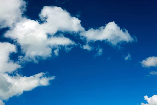 Beyaz bulutlar ve mavi gökyüzü arka planı. Doğa arkaplanı. — Stok fotoğraf