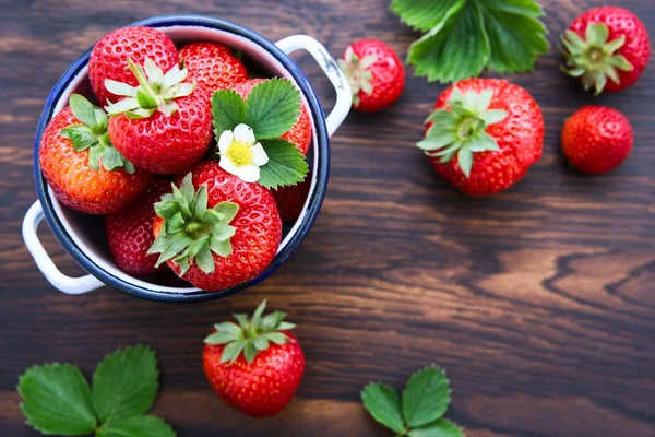 Macro sobre fresas sobre fondo de madera . — Foto de Stock