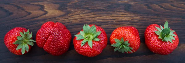 Macro sobre fresas sobre fondo de madera . — Foto de Stock