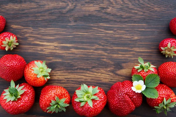 Macro sobre fresas sobre fondo de madera . — Foto de Stock