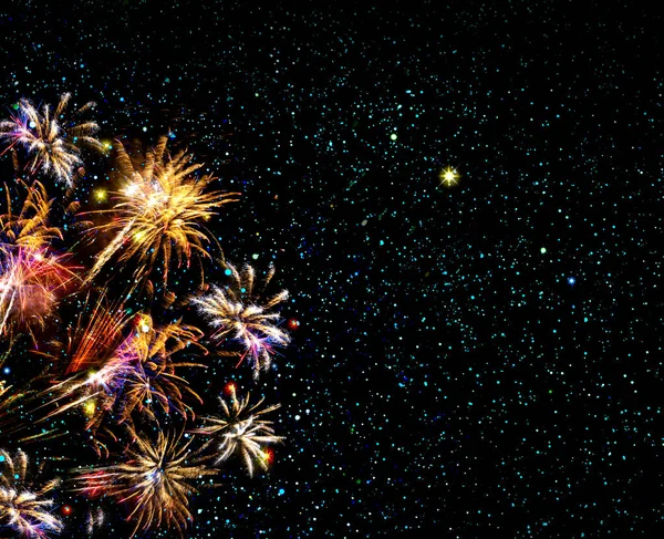 Abstract gekleurd vuurwerk en sterrenhemel. Nieuwjaar achtergrond. — Stockfoto