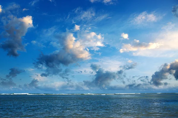 Mar das Caraíbas e nuvens céu. Fundo de viagem . — Fotografia de Stock