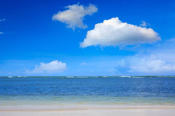 Mer et nuages des Caraïbes ciel. Contexte du voyage. — Photo