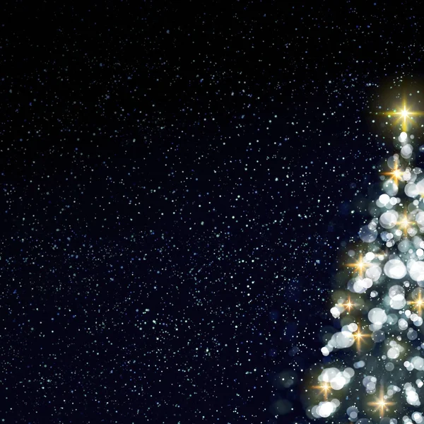 Árbol de Navidad colorido aislado sobre fondo azul del cielo . — Foto de Stock