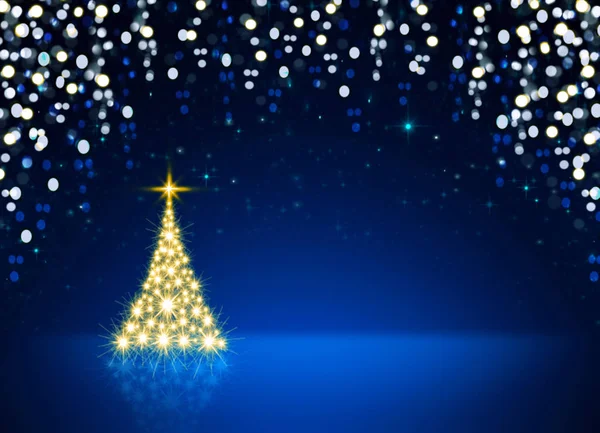 Χρυσό χριστουγεννιάτικο δέντρο απομονωμένο σε μπλε φόντο του ουρανού. — Φωτογραφία Αρχείου