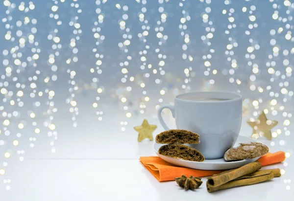 Galletas de chocolate de Navidad con guirnalda y taza de café. — Foto de Stock