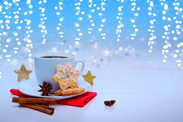 Galleta de Navidad con guirnalda y taza de café . — Foto de Stock