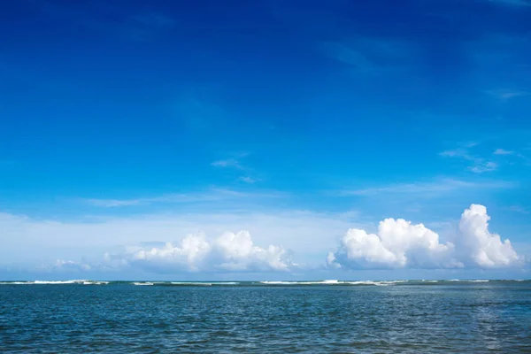 Mar das Caraíbas e nuvens céu. Fundo de viagem . — Fotografia de Stock